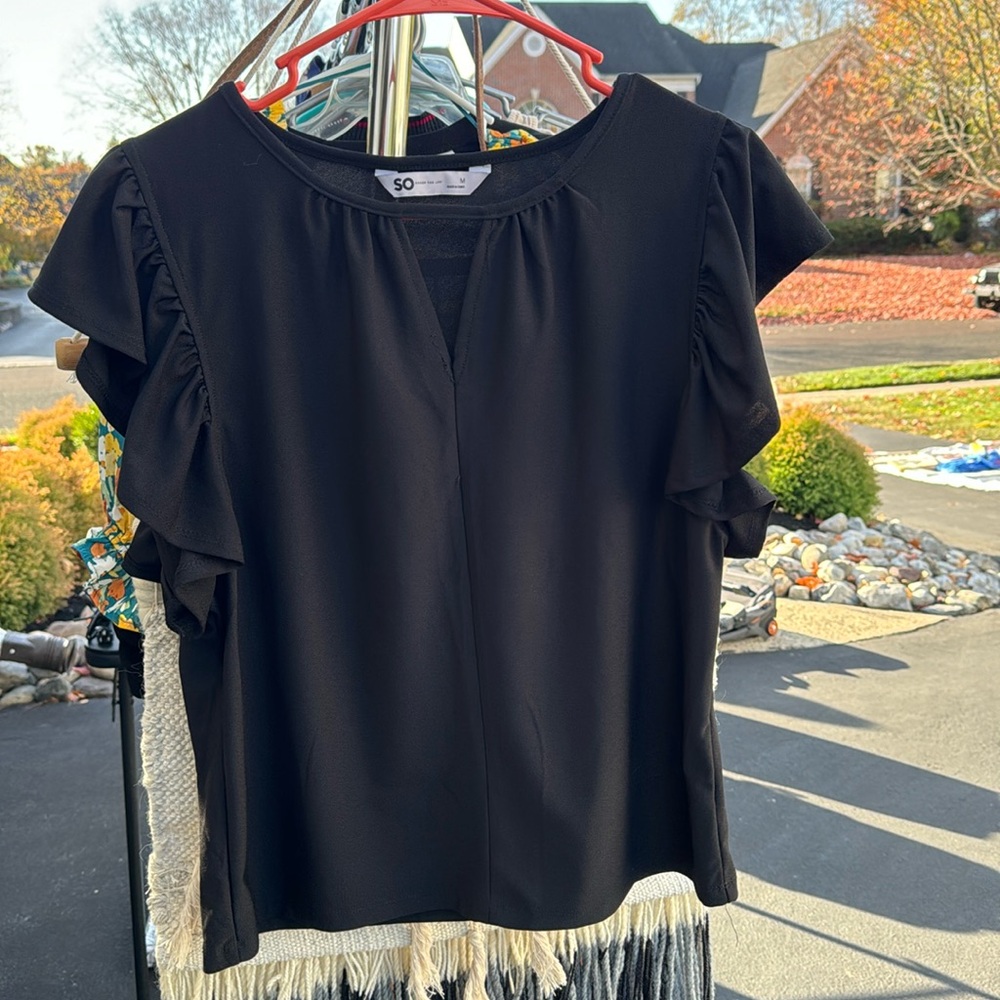Flowy black blouse short sleeve
